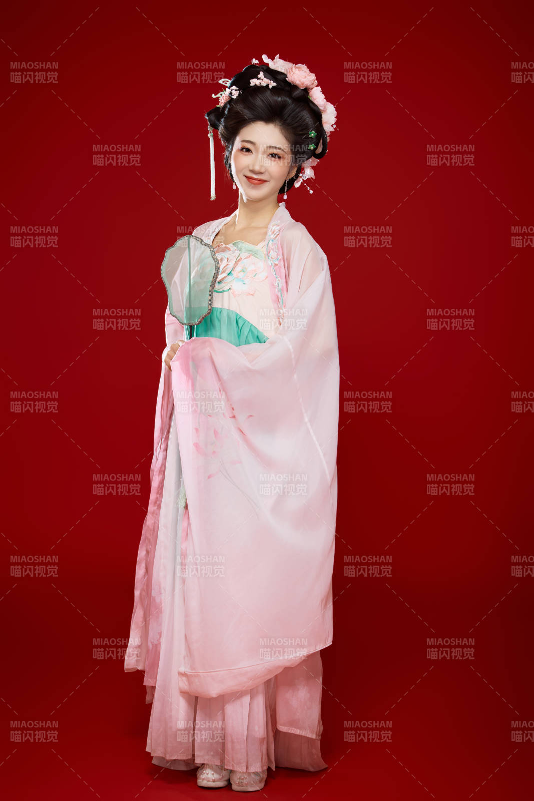 红色背景下穿着中国古代唐朝服饰的美女