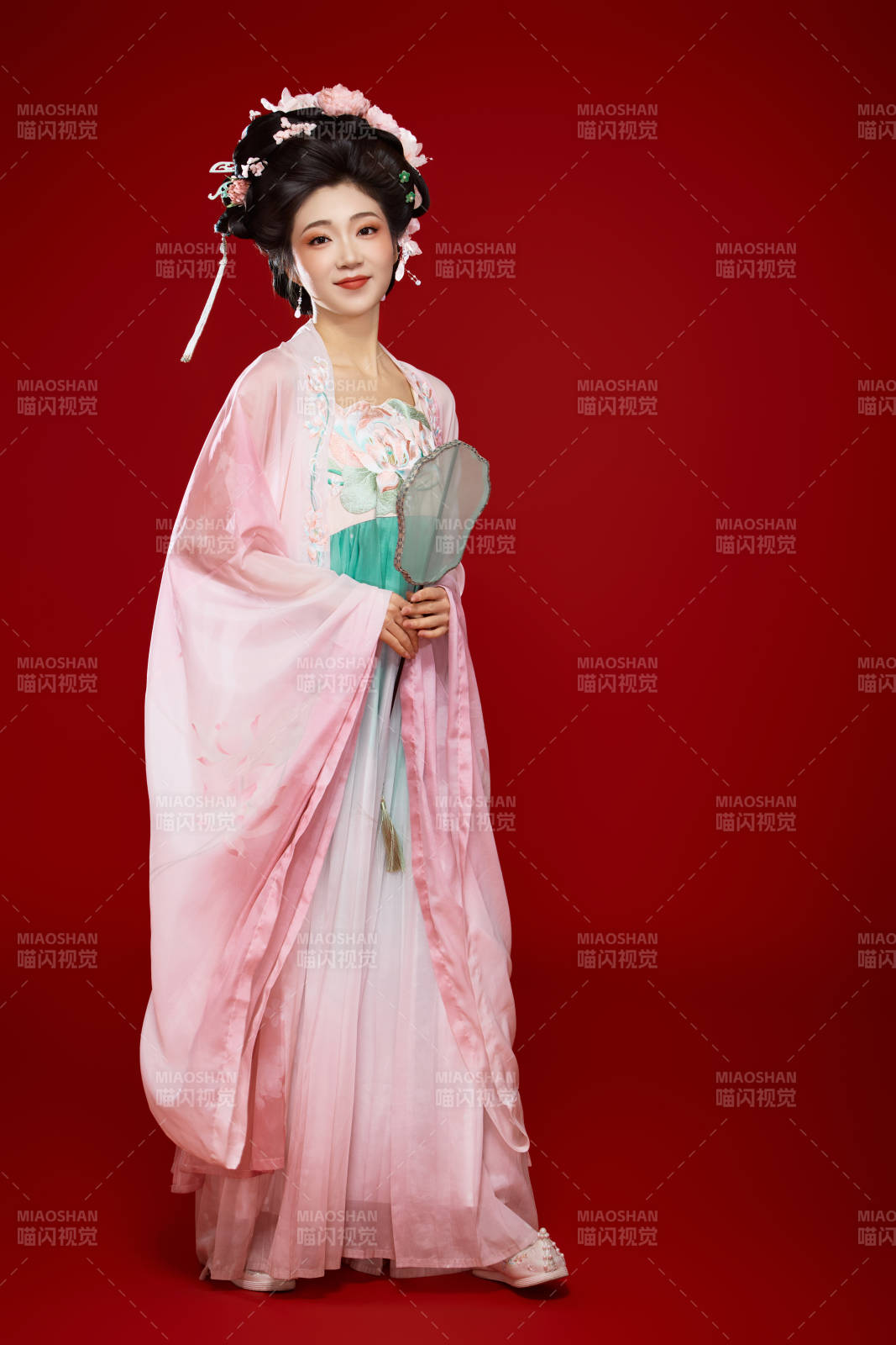 红色背景下穿着中国古代唐朝服饰的美女