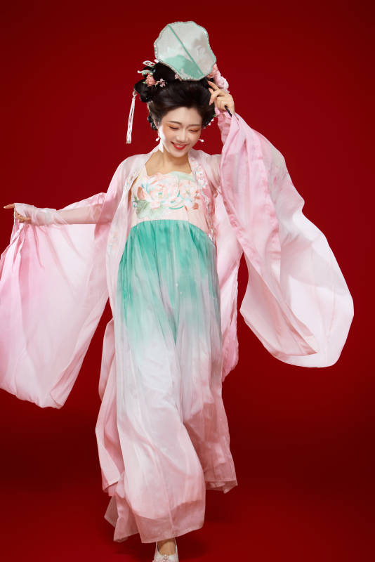 红色背景下穿着中国古代唐朝服饰的美女