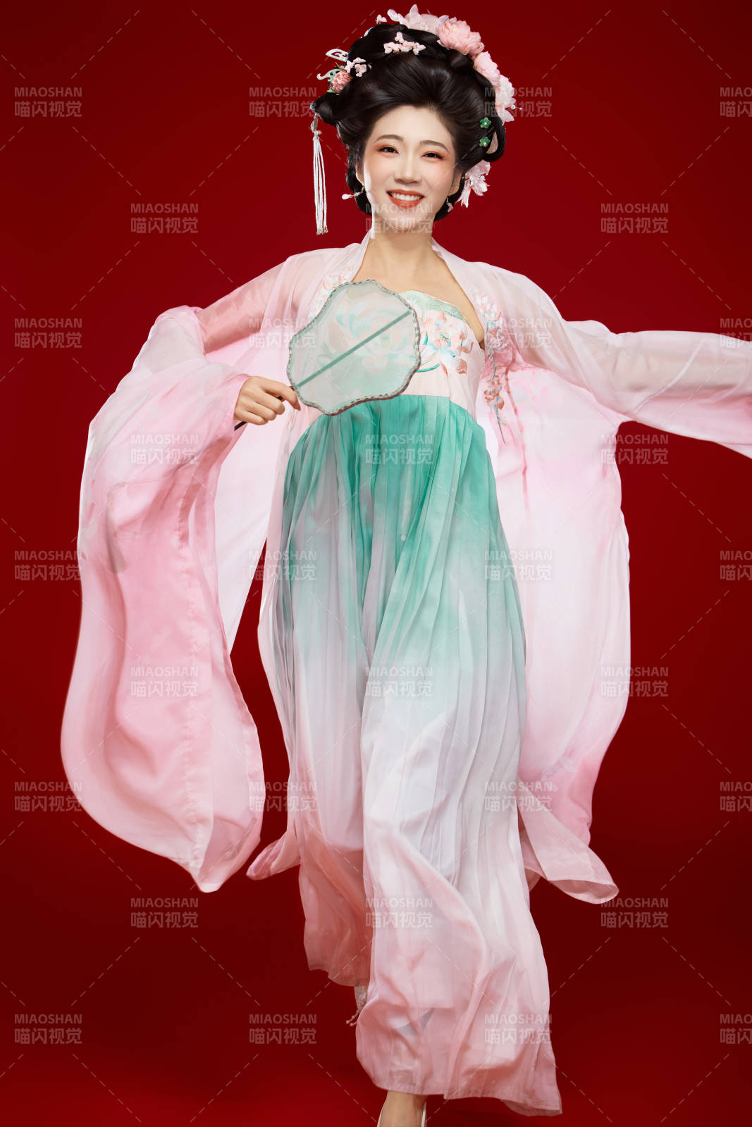 红色背景下穿着中国古代唐朝服饰的美女图片