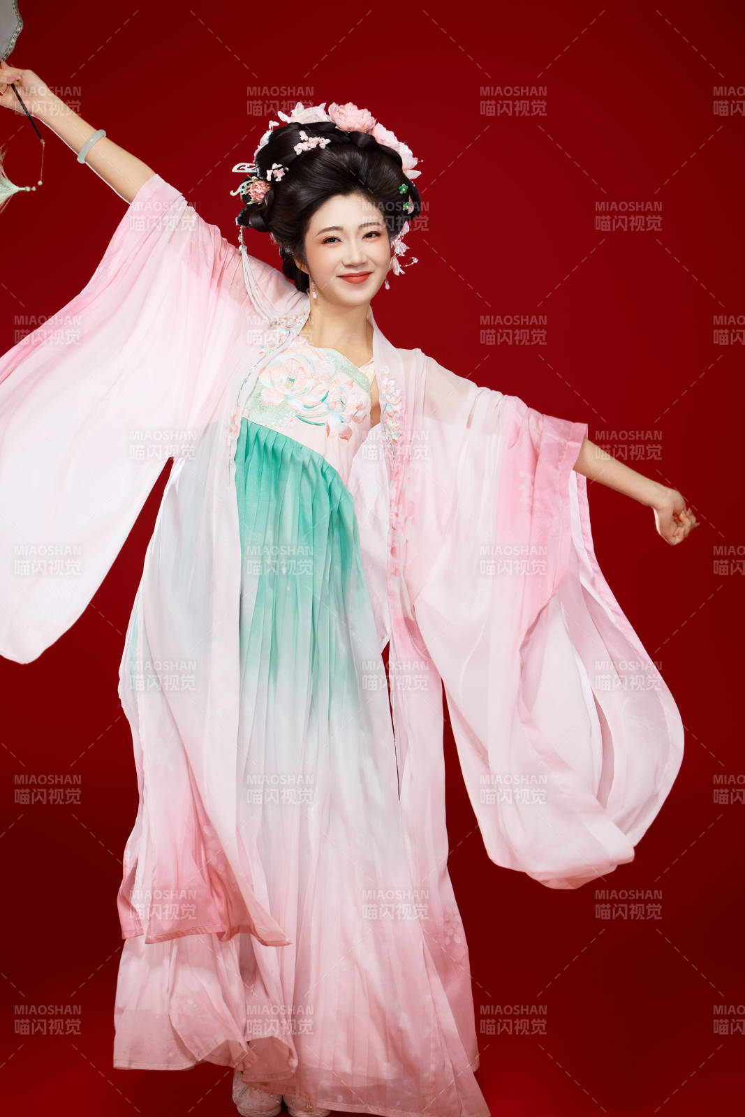 红色背景下穿着中国古代唐朝服饰的美女