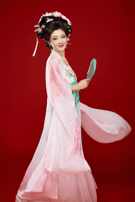 红色背景下穿着中国古代唐朝服饰的美女