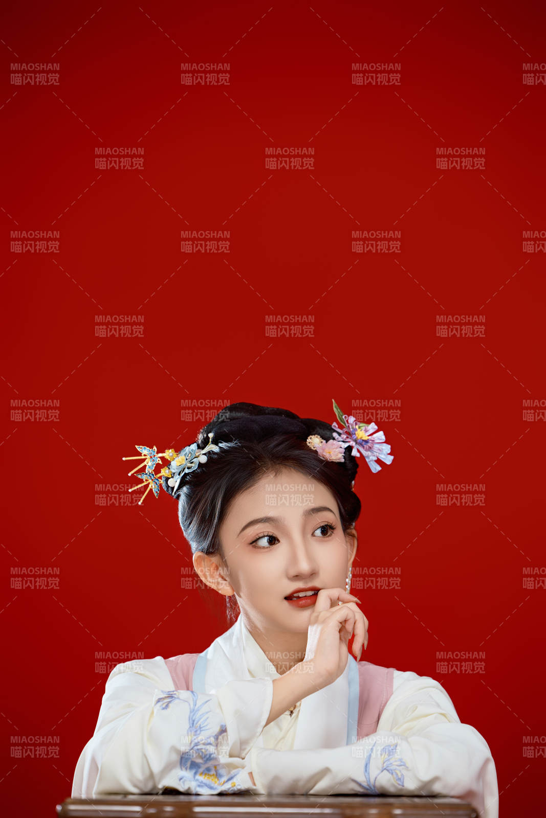 红色背景下穿着中国明朝明制汉服服饰的少女