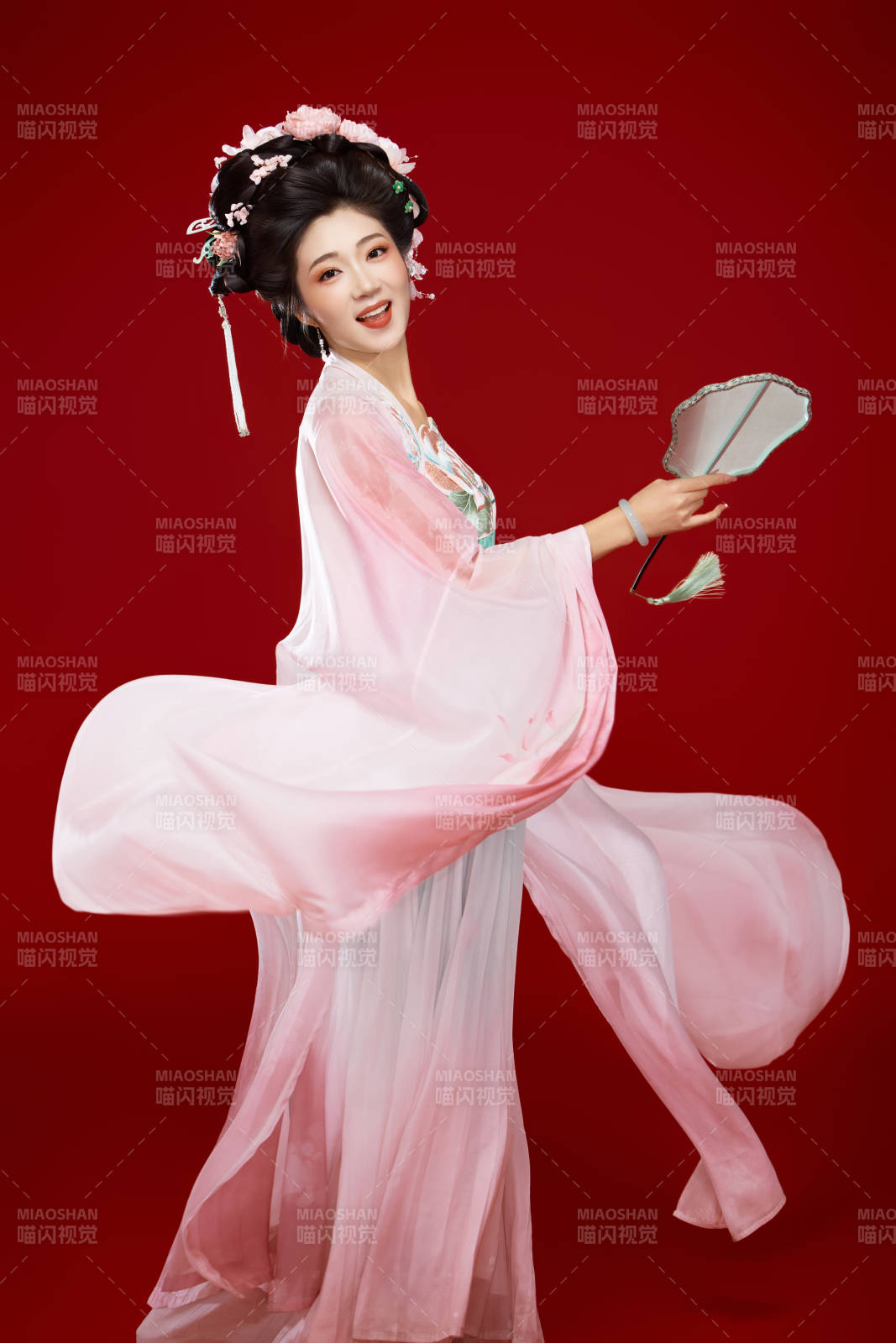红色背景下穿着中国古代唐朝服饰的美女