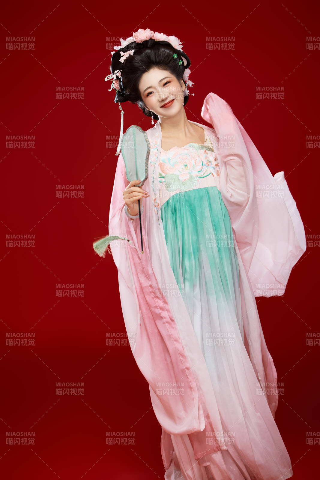 红色背景下穿着中国古代唐朝服饰的美女
