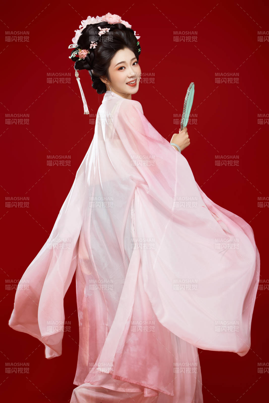 红色背景下穿着中国古代唐朝服饰的美女