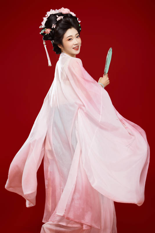 红色背景下穿着中国古代唐朝服饰的美女