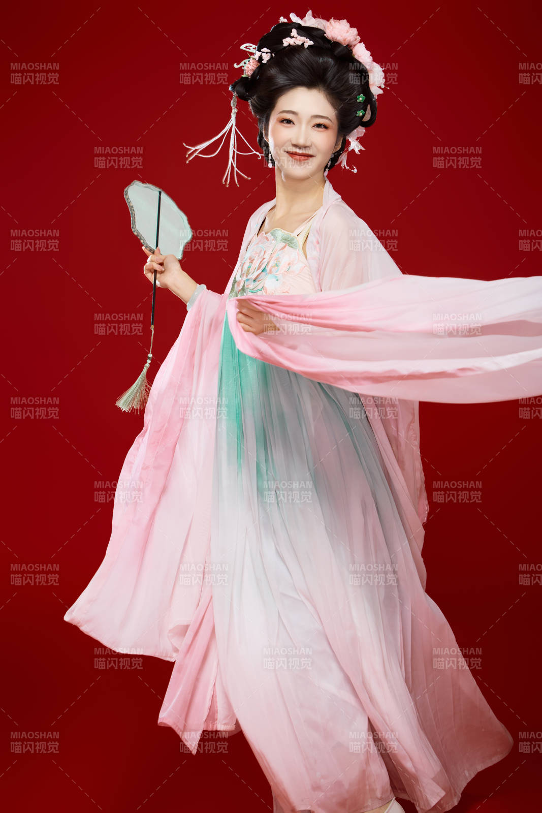 红色背景下穿着中国古代唐朝服饰的美女