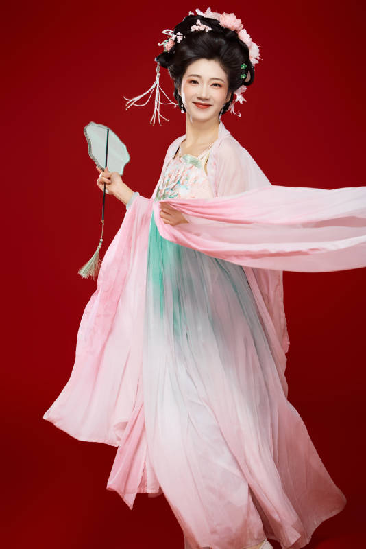 红色背景下穿着中国古代唐朝服饰的美女