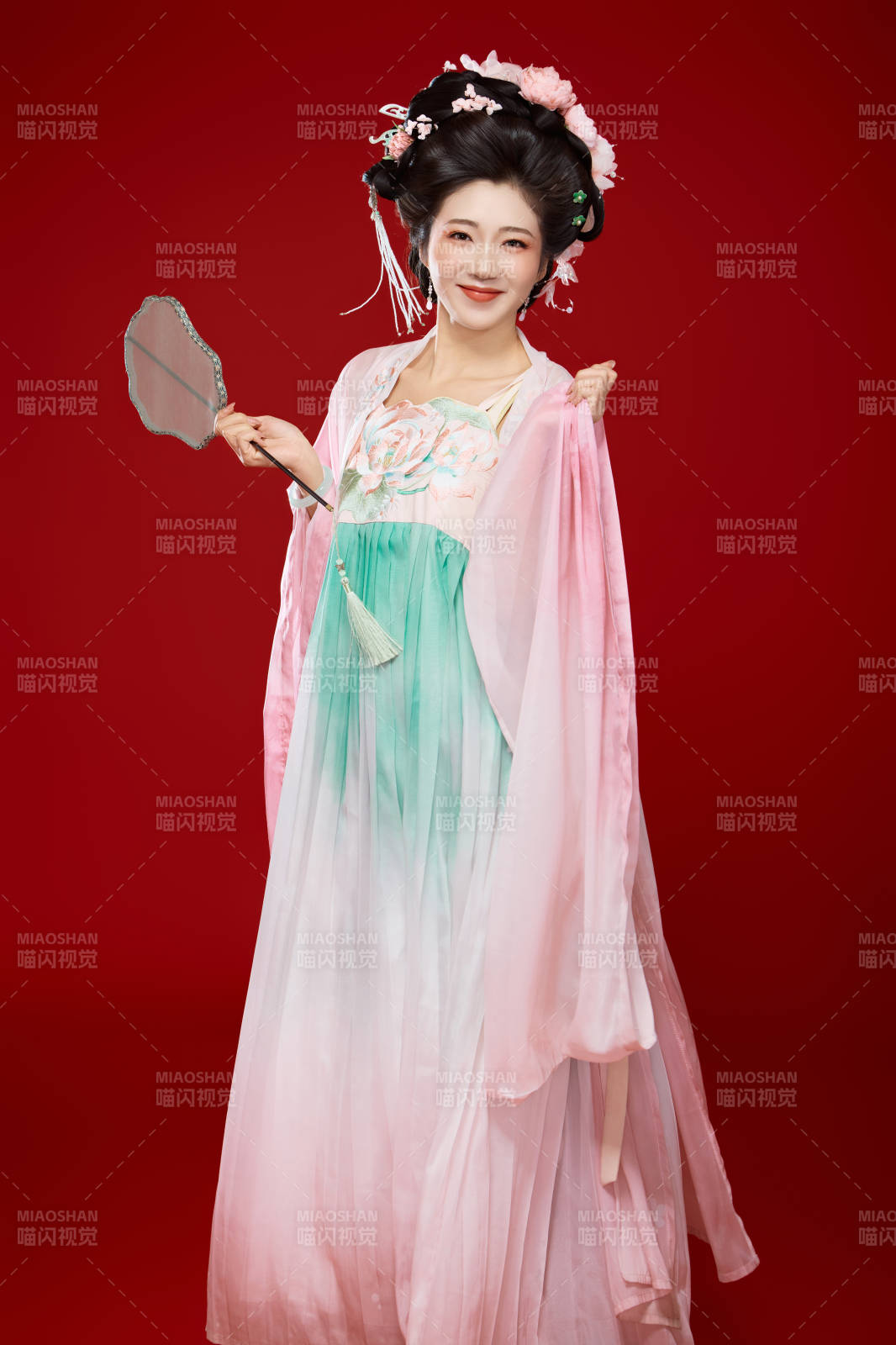 红色背景下穿着中国古代唐朝服饰的美女