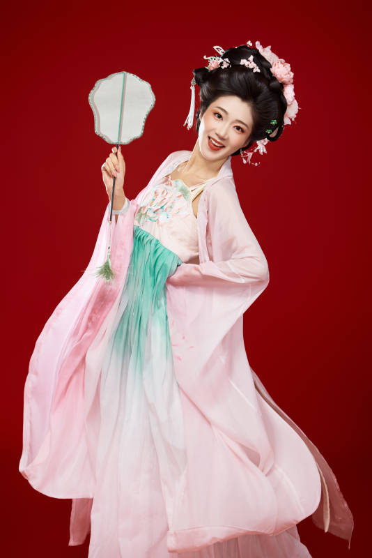红色背景下穿着中国古代唐朝服饰的美女