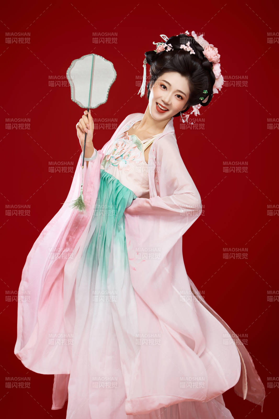 红色背景下穿着中国古代唐朝服饰的美女