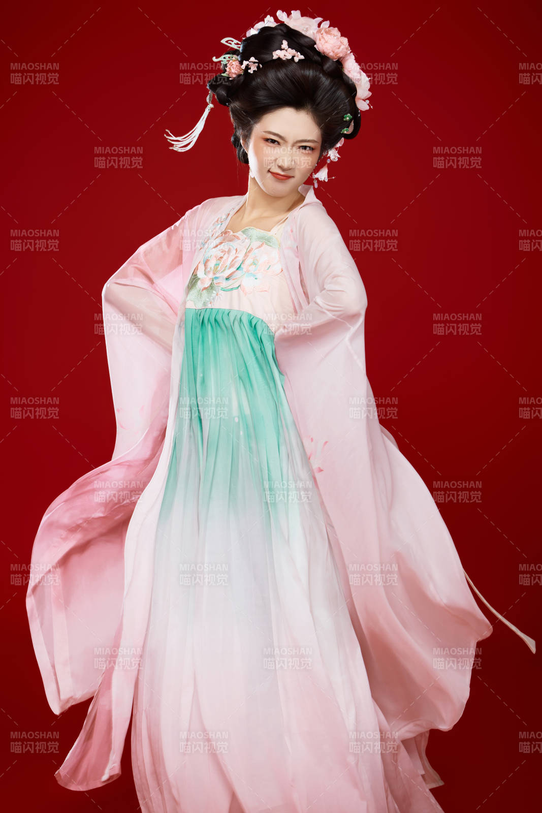 红色背景下穿着中国古代唐朝服饰的美女