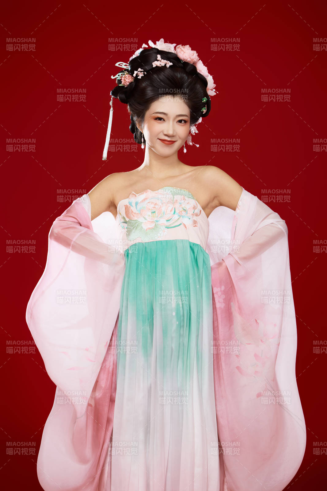 红色背景下穿着中国古代唐朝服饰的美女