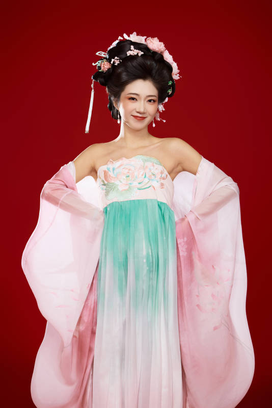 红色背景下穿着中国古代唐朝服饰的美女