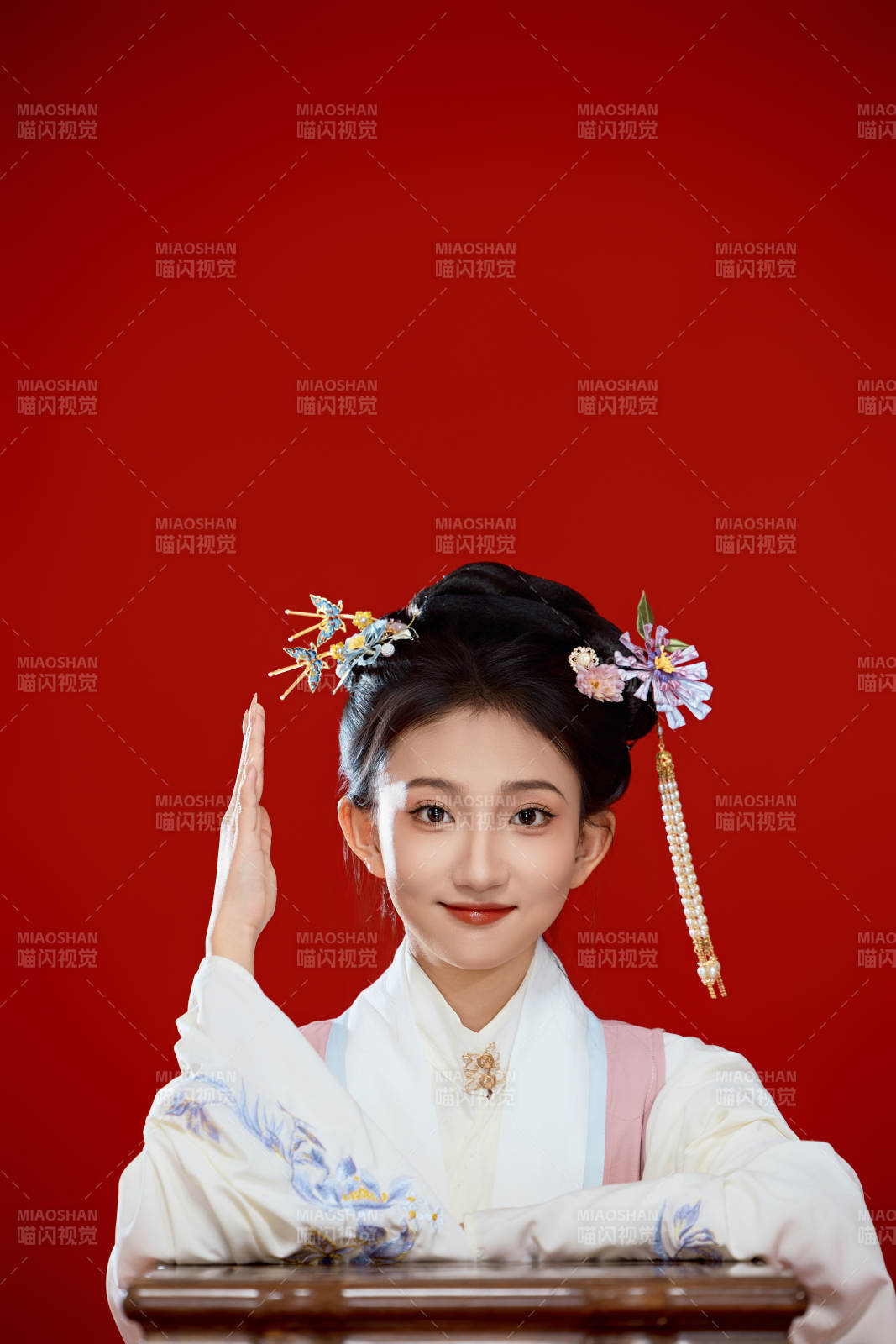 红色背景下穿着中国明朝明制汉服服饰的少女