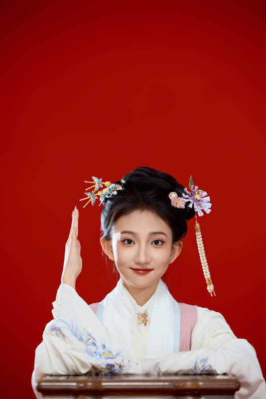 红色背景下穿着中国明朝明制汉服服饰的少女