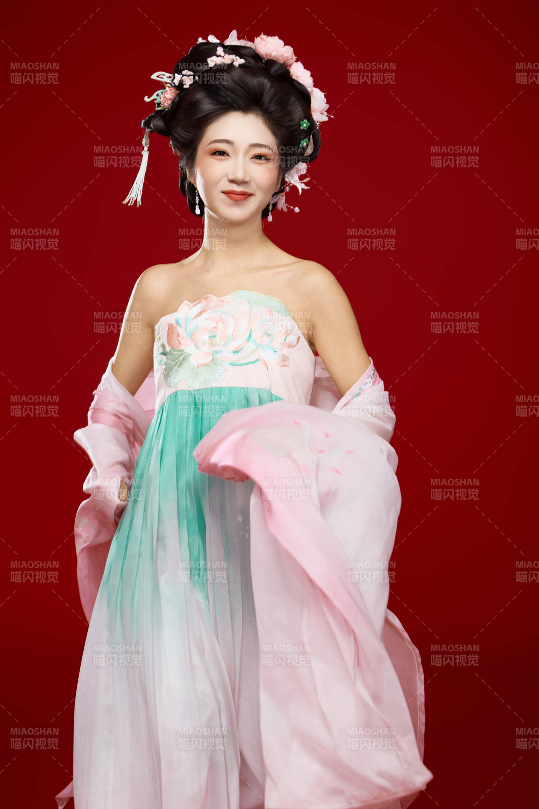 红色背景下穿着中国古代唐朝服饰的美女