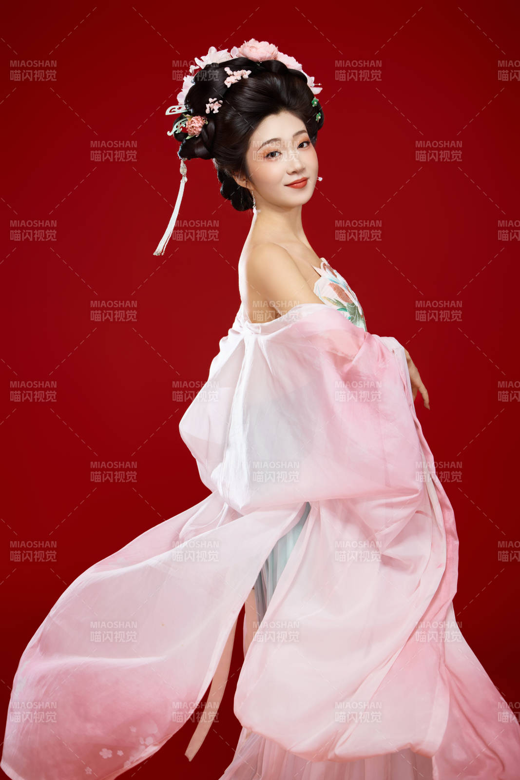 红色背景下穿着中国古代唐朝服饰的美女