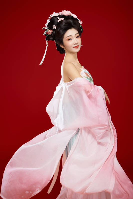 红色背景下穿着中国古代唐朝服饰的美女
