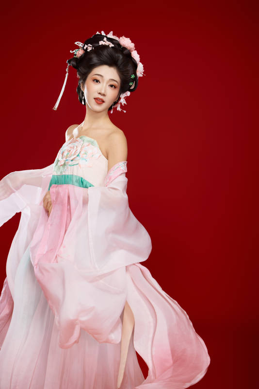 红色背景下穿着中国古代唐朝服饰的美女