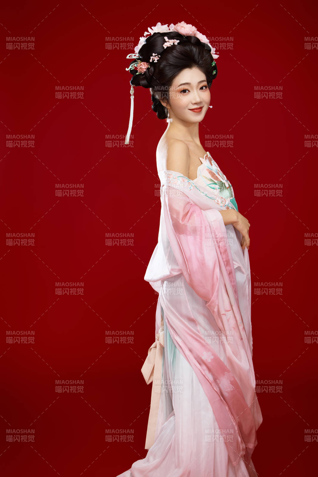红色背景下穿着中国古代唐朝服饰的美女