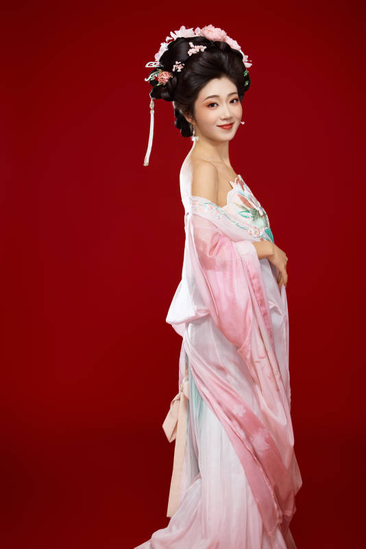 红色背景下穿着中国古代唐朝服饰的美女