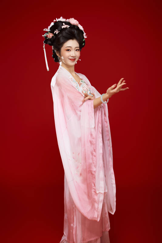 红色背景下穿着中国古代唐朝服饰的美女