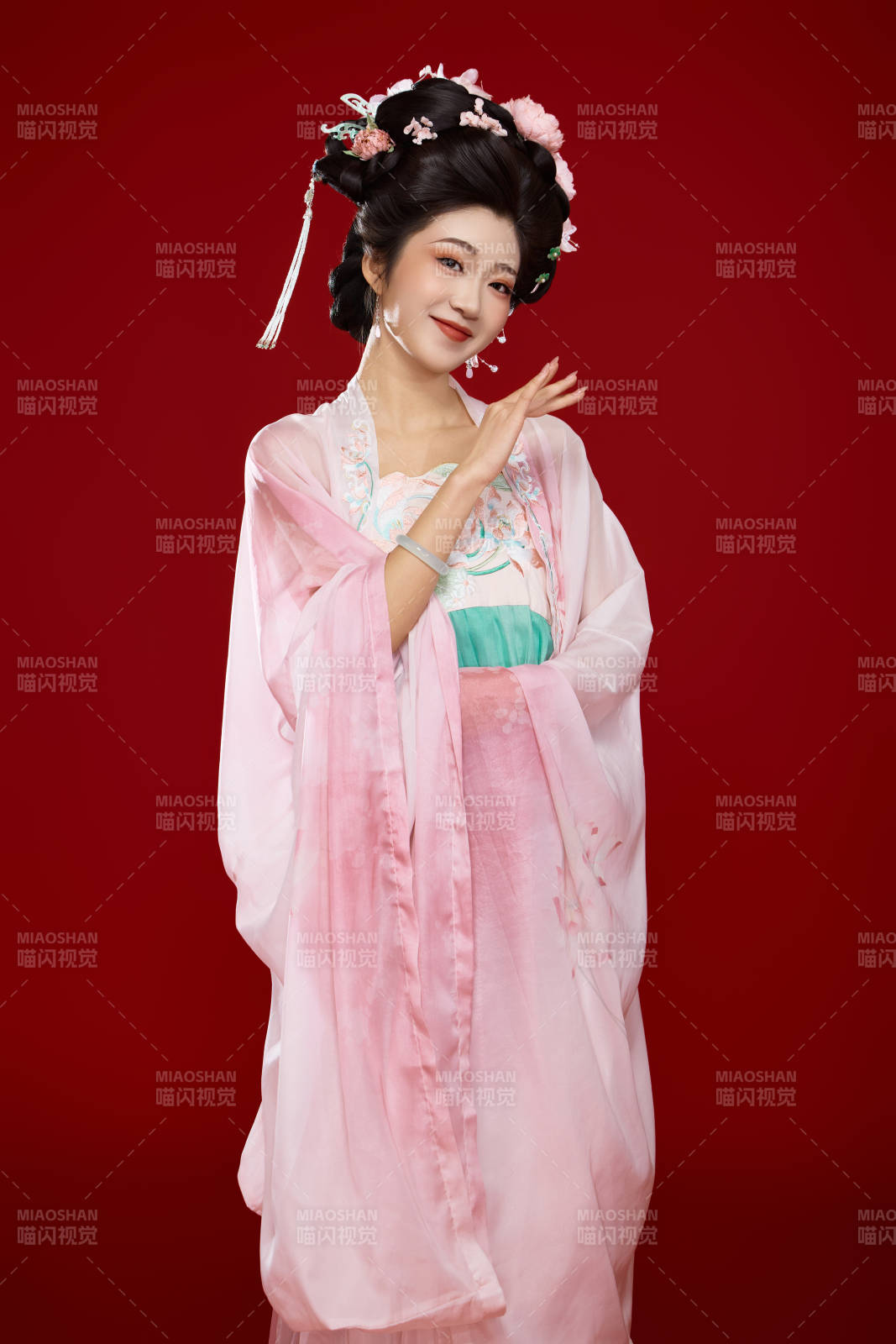 红色背景下穿着中国古代唐朝服饰的美女