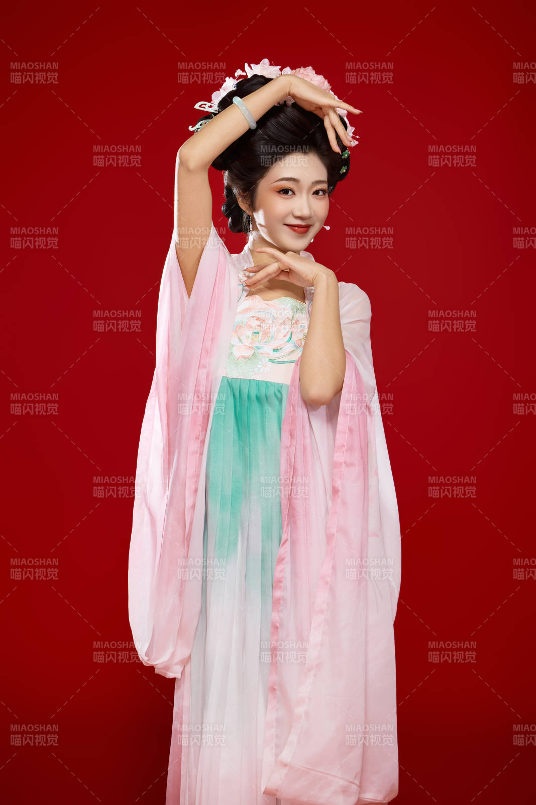 红色背景下穿着中国古代唐朝服饰的美女图片