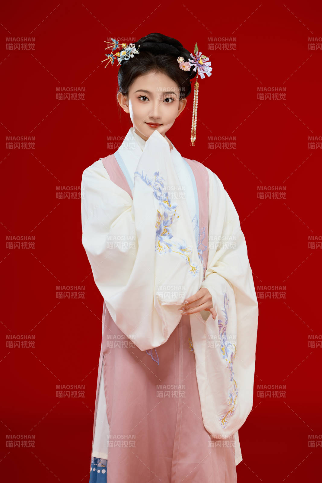 紅色背景下穿著中國明朝明制漢服服飾的少女