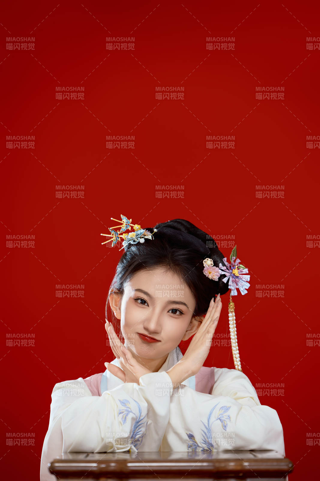 红色背景下穿着中国明朝明制汉服服饰的少女