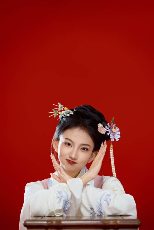 红色背景下穿着中国明朝明制汉服服饰的少女