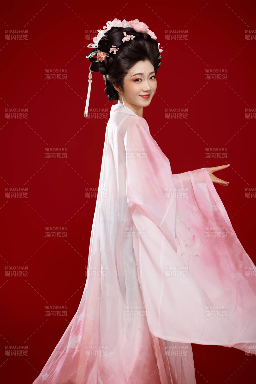 红色背景下穿着中国古代唐朝服饰的美女