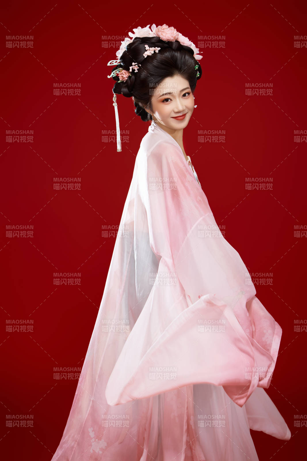 紅色背景下穿著中國古代唐朝服飾的美女