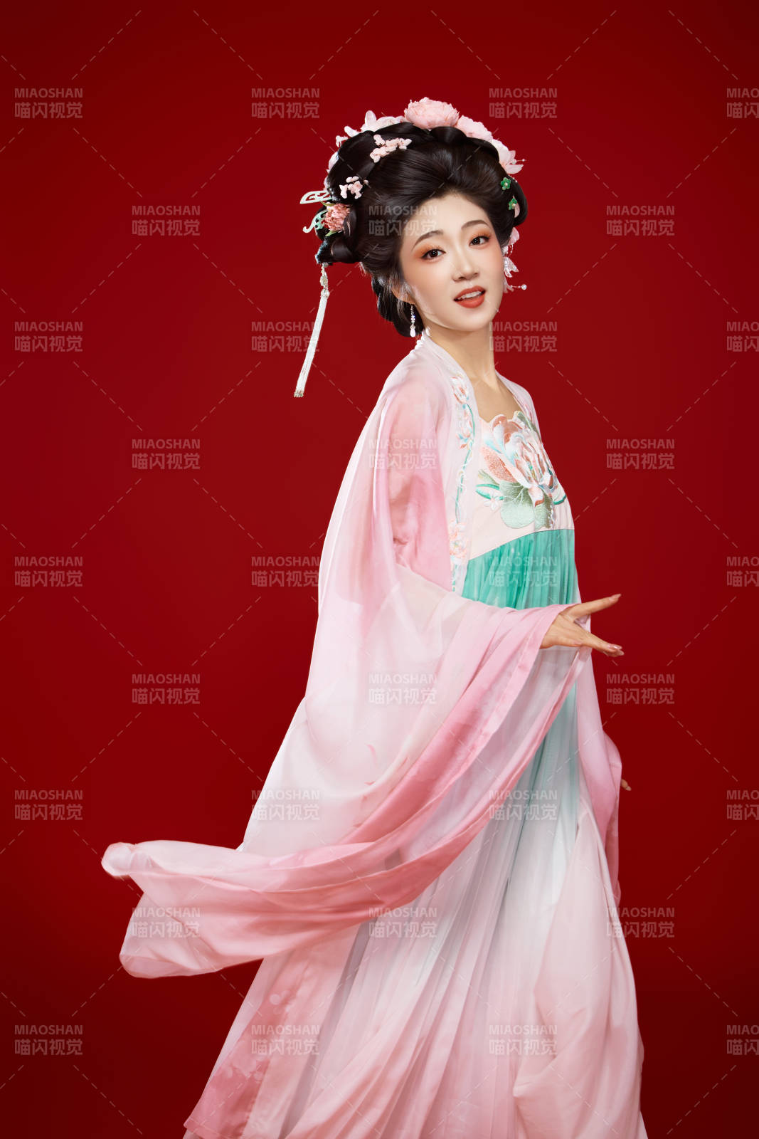 紅色背景下穿著中國古代唐朝服飾的美女