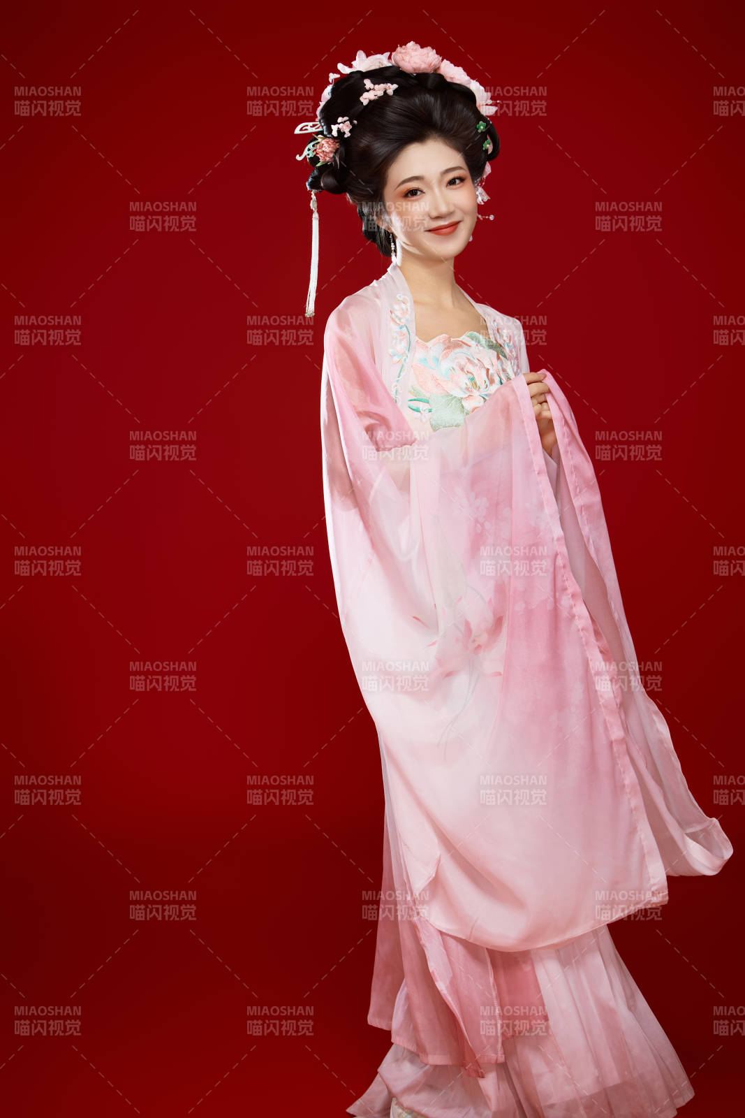 紅色背景下穿著中國古代唐朝服飾的美女