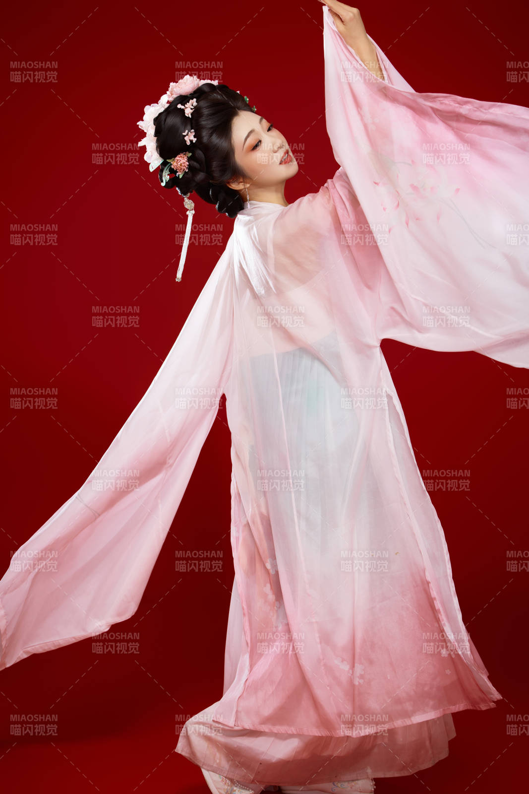 紅色背景下穿著中國古代唐朝服飾的美女