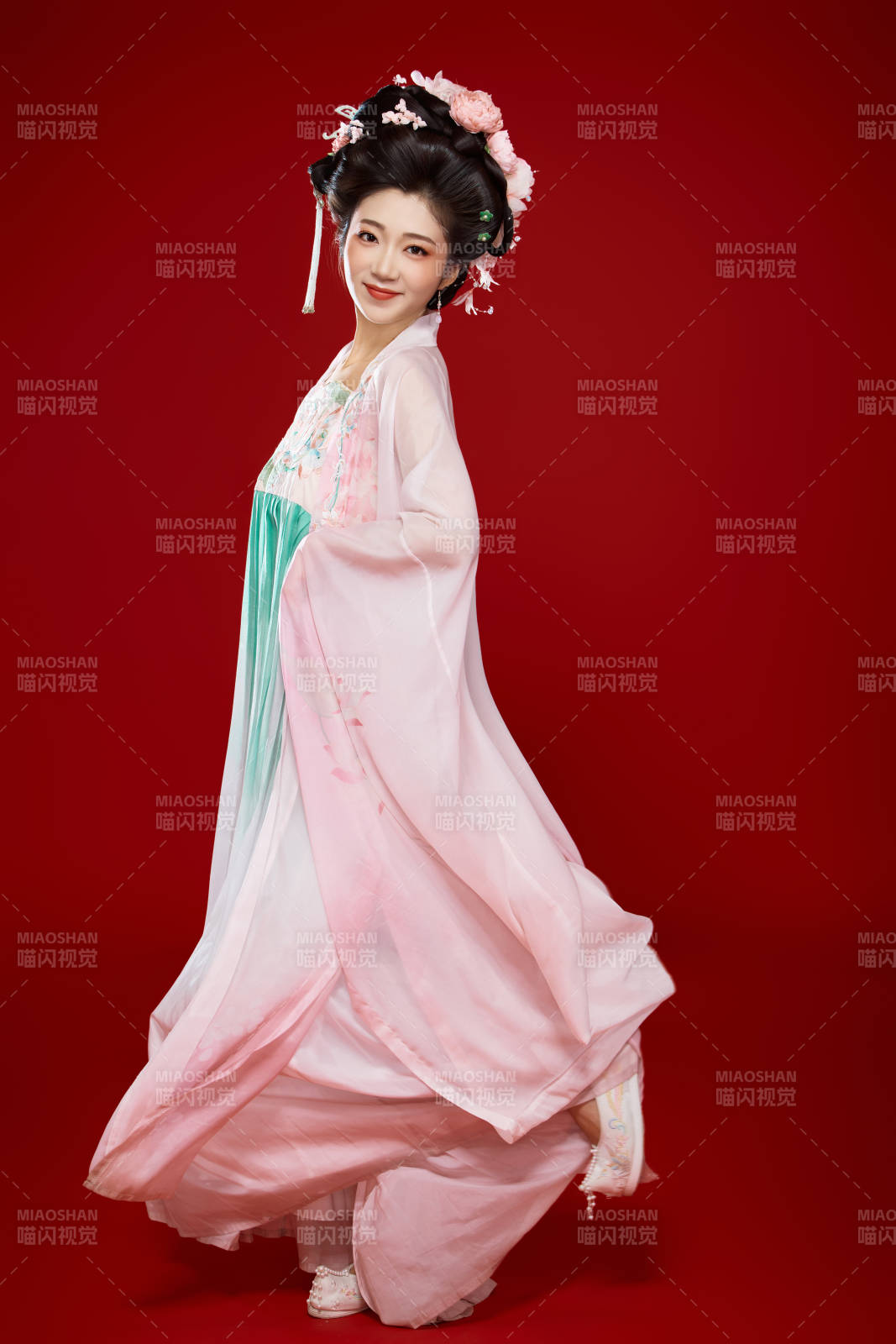 红色背景下穿着中国古代唐朝服饰的美女