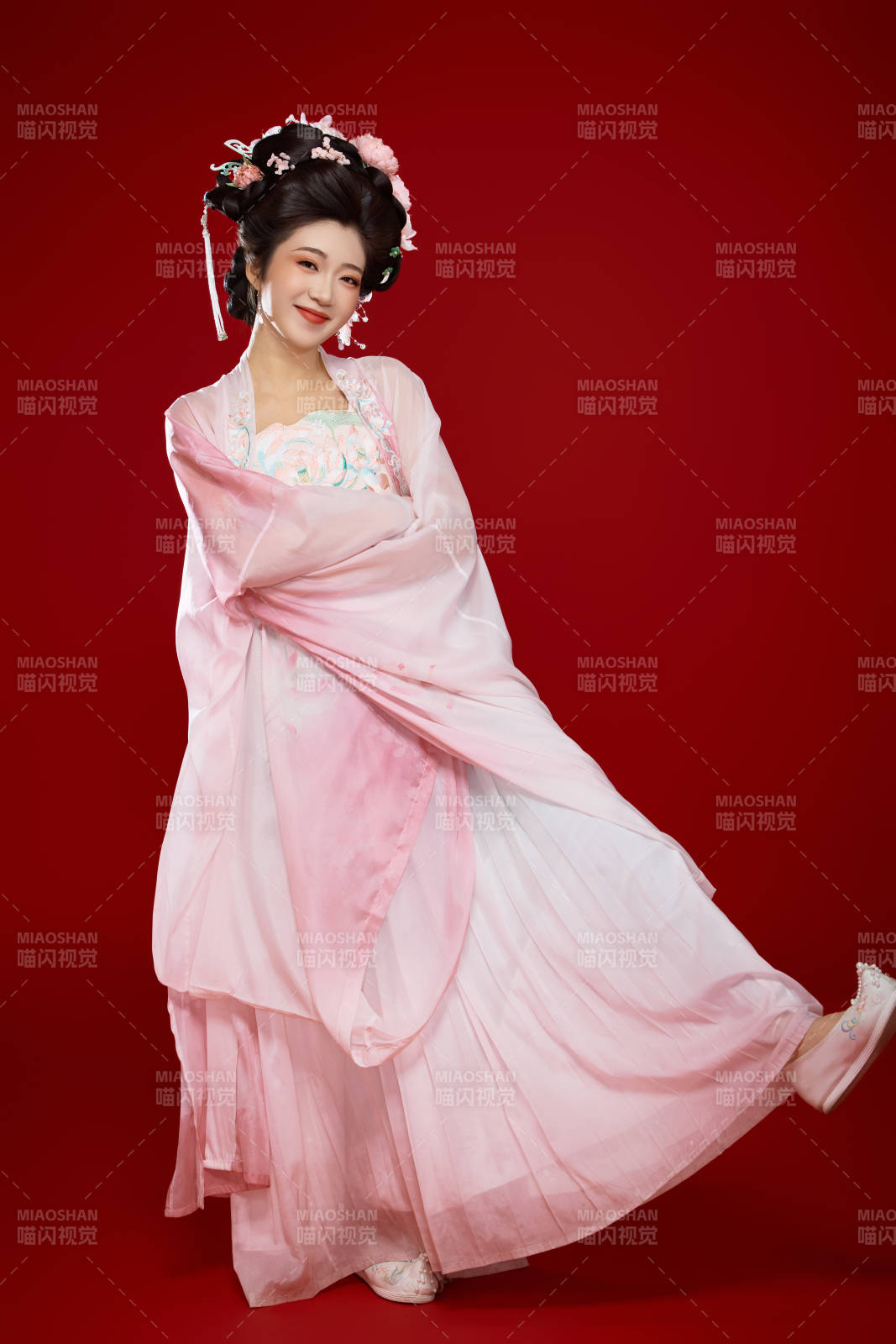 紅色背景下穿著中國(guó)古代唐朝服飾的美女