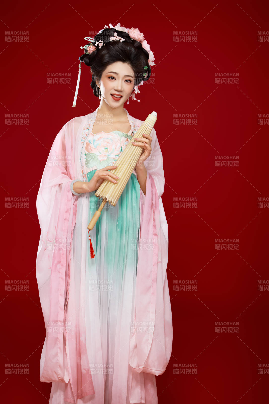 紅色背景下穿著中國古代唐朝服飾的美女
