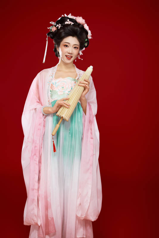 红色背景下穿着中国古代唐朝服饰的美女