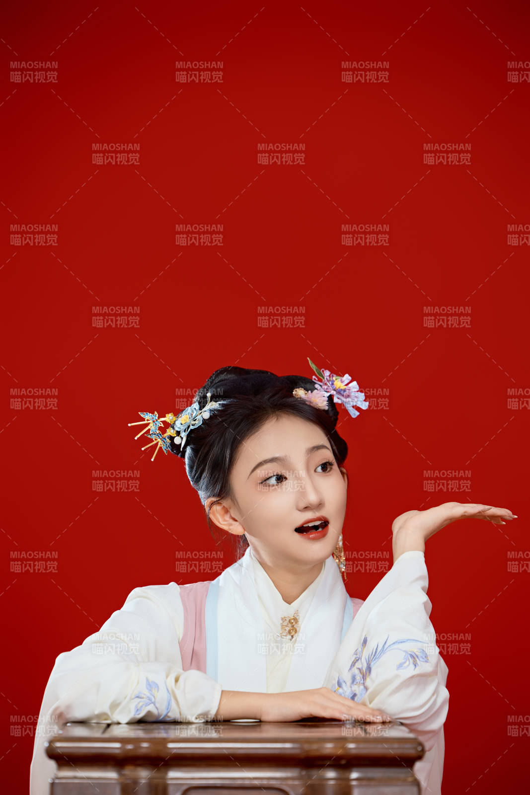 紅色背景下穿著中國明朝明制漢服服飾的少女