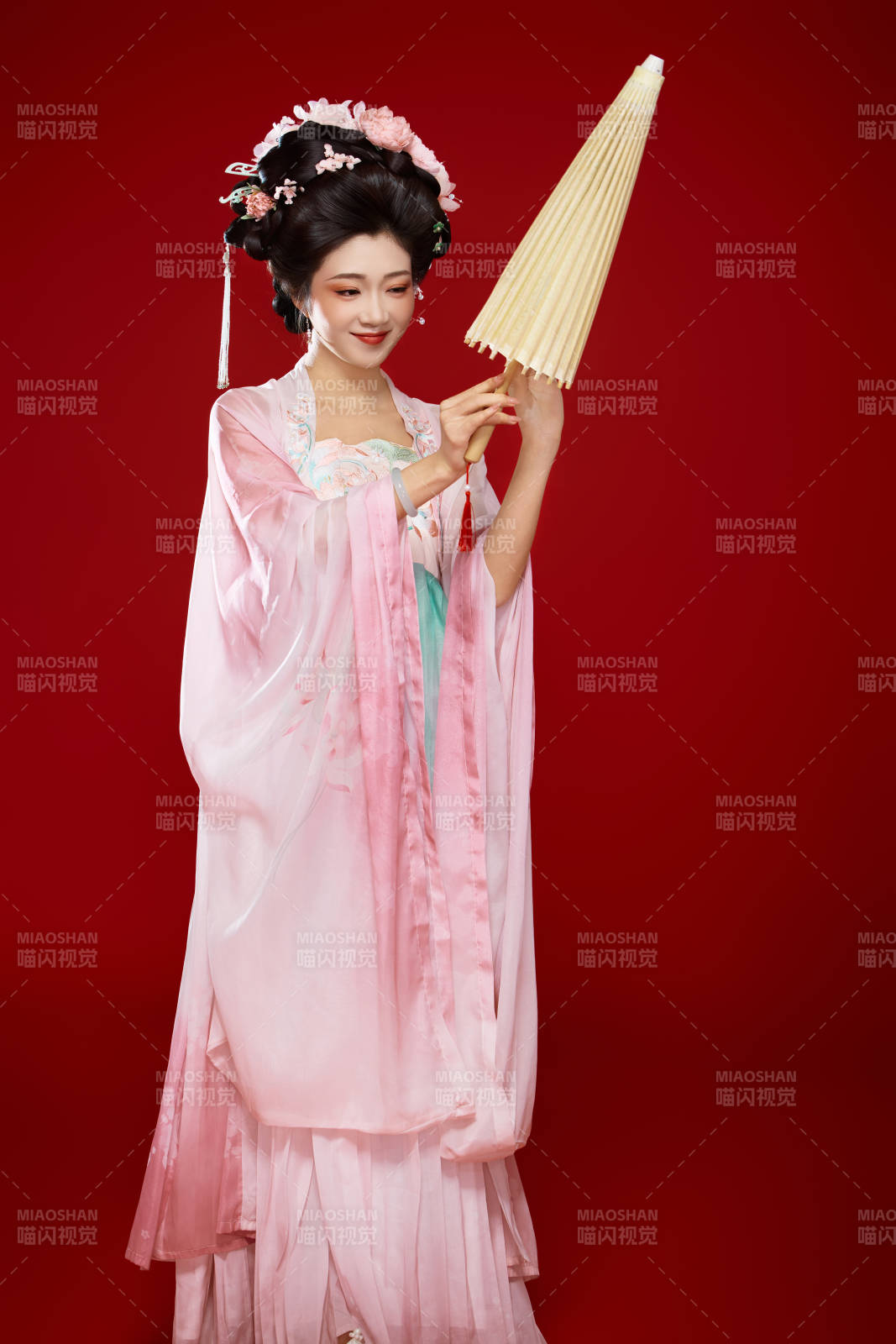 紅色背景下穿著中國古代唐朝服飾的美女