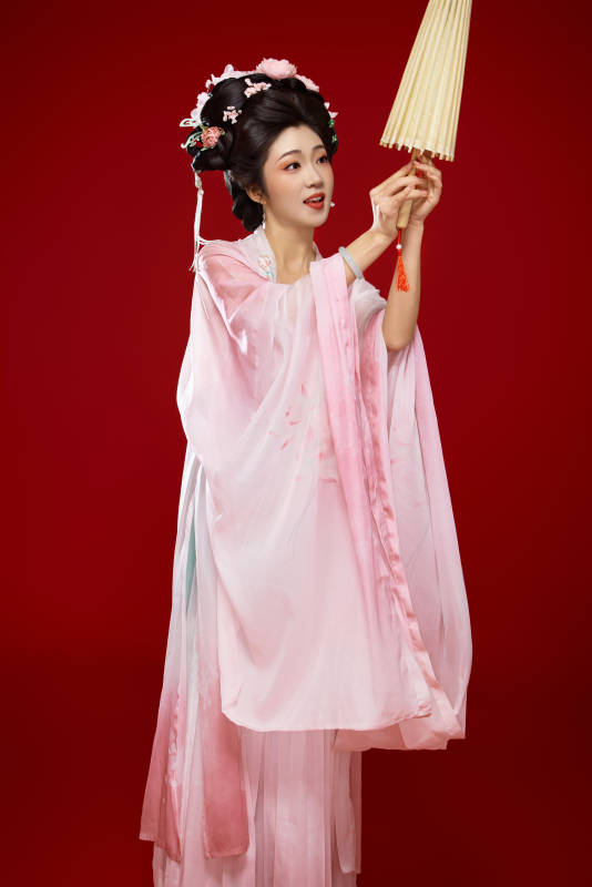 红色背景下穿着中国古代唐朝服饰的美女