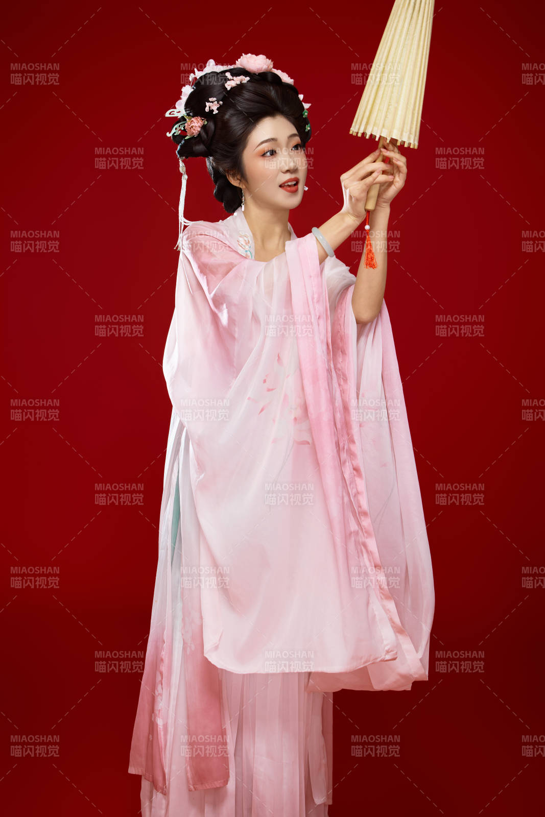红色背景下穿着中国古代唐朝服饰的美女