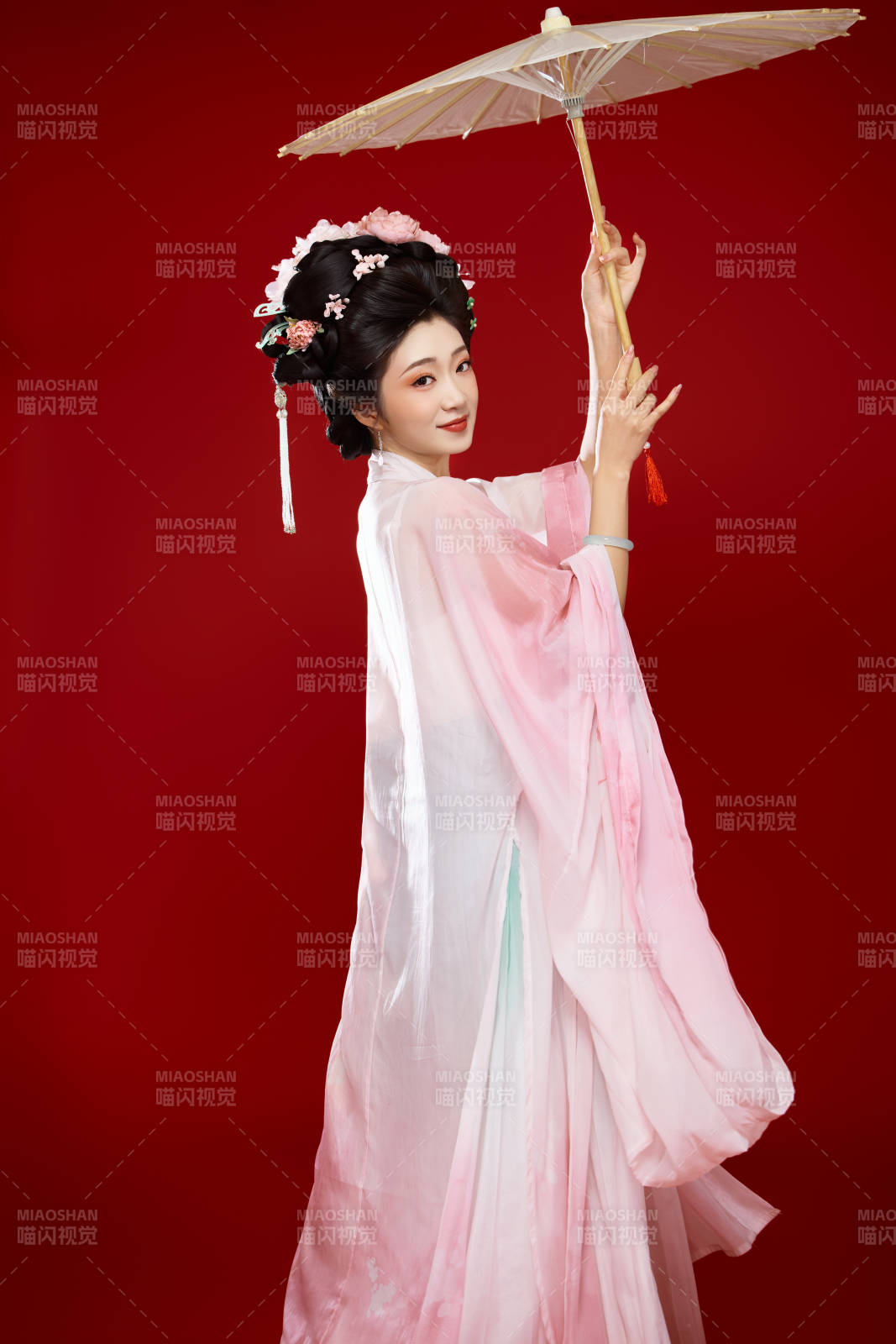 红色背景下穿着中国古代唐朝服饰的美女