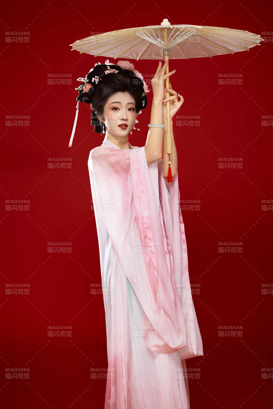 红色背景下穿着中国古代唐朝服饰的美女