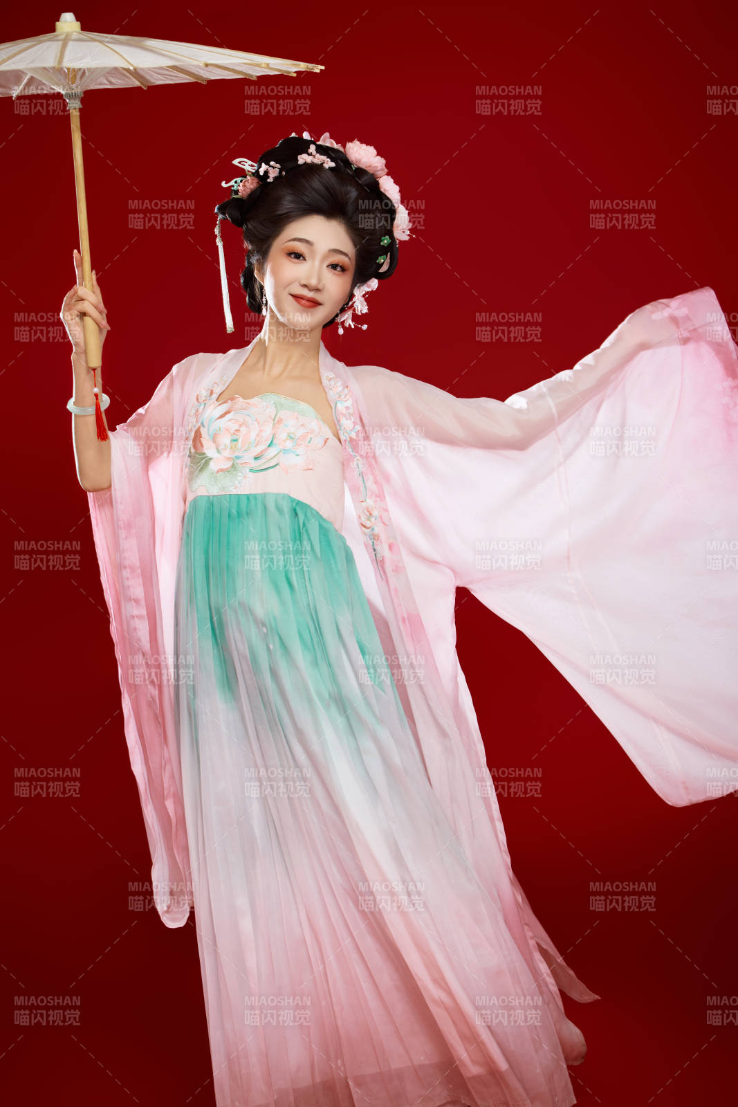 紅色背景下穿著中國古代唐朝服飾的美女