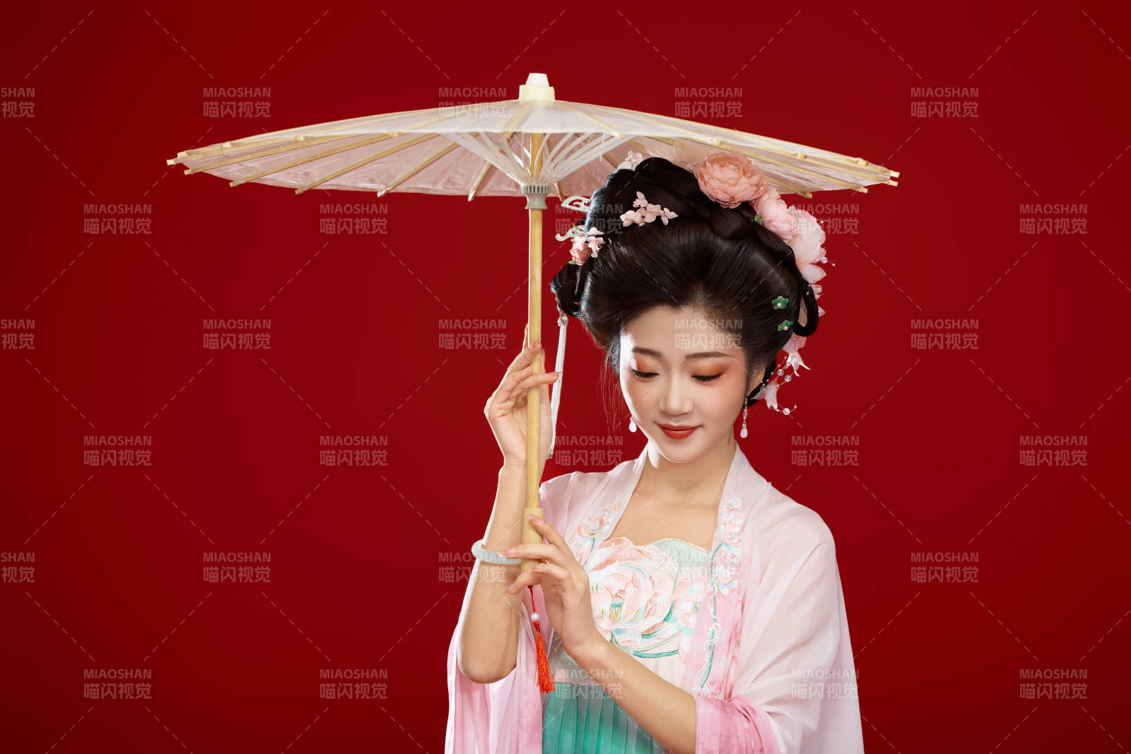 紅色背景下穿著中國古代唐朝服飾的美女